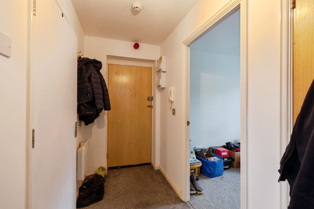 2 bed flat for saleHillier Road, Devizes SN10 photo 5
