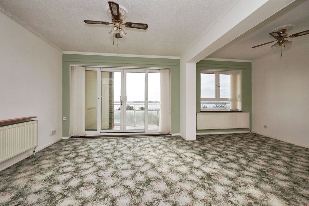 3 bed flat for saleThe Gateway, Dover, Kent CT16 photo 2