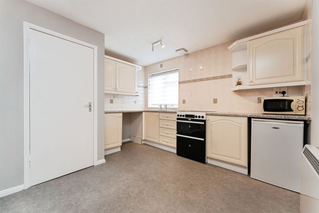 2 bed flat for saleAbbots Way, Ely CB6 photo 2