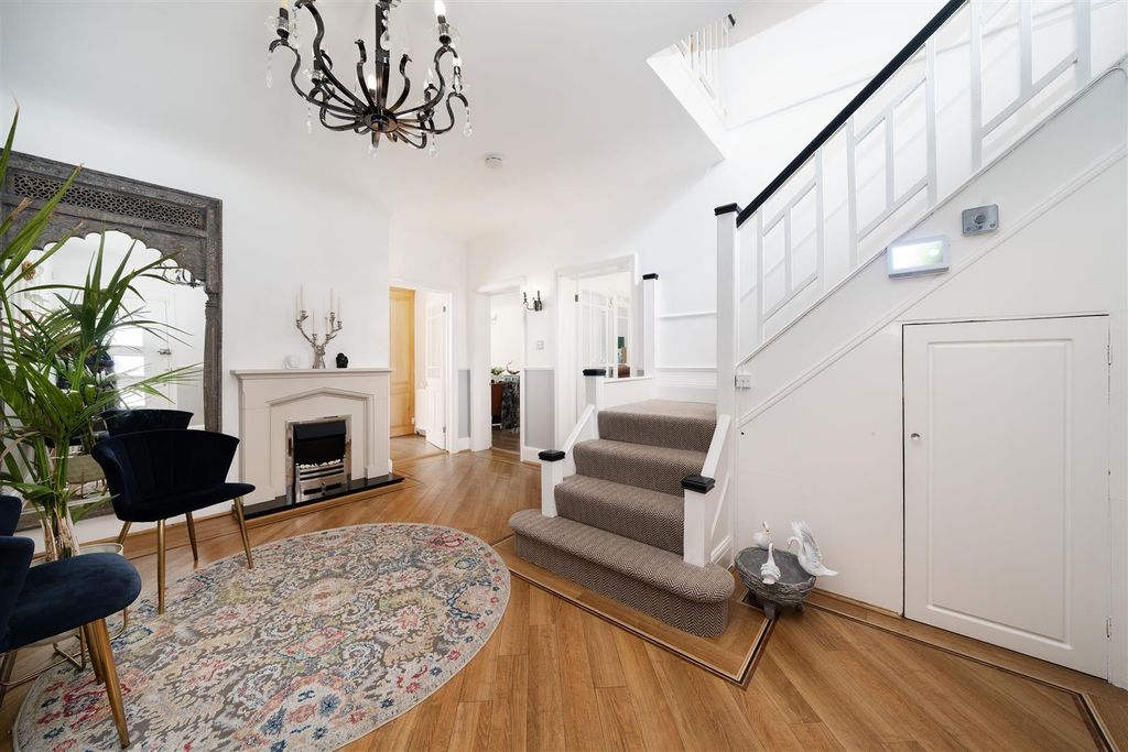 4 bed detached house for saleCanons Drive, Edgware HA8 photo 2