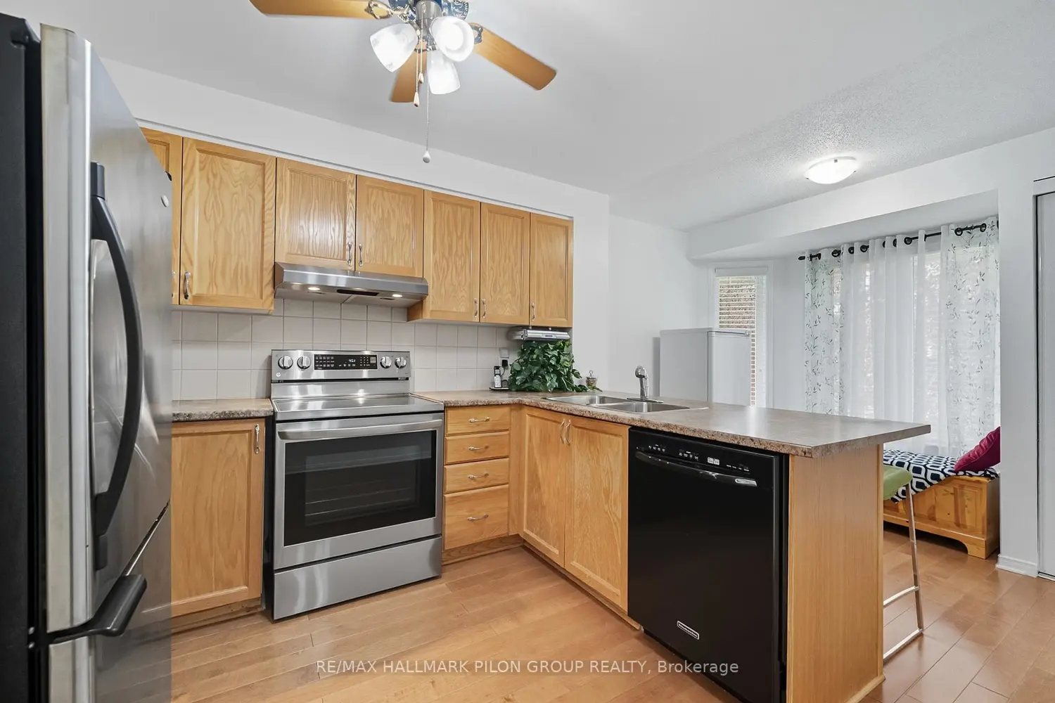 10 Lakepointe Drive photo 4