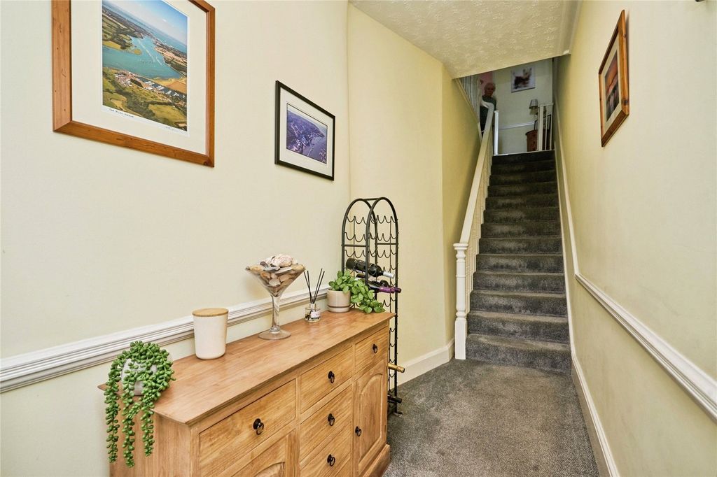 Additional image 4 of 2 bed maisonette for saleMill Hill Road, Cowes, Isle Of Wight PO31