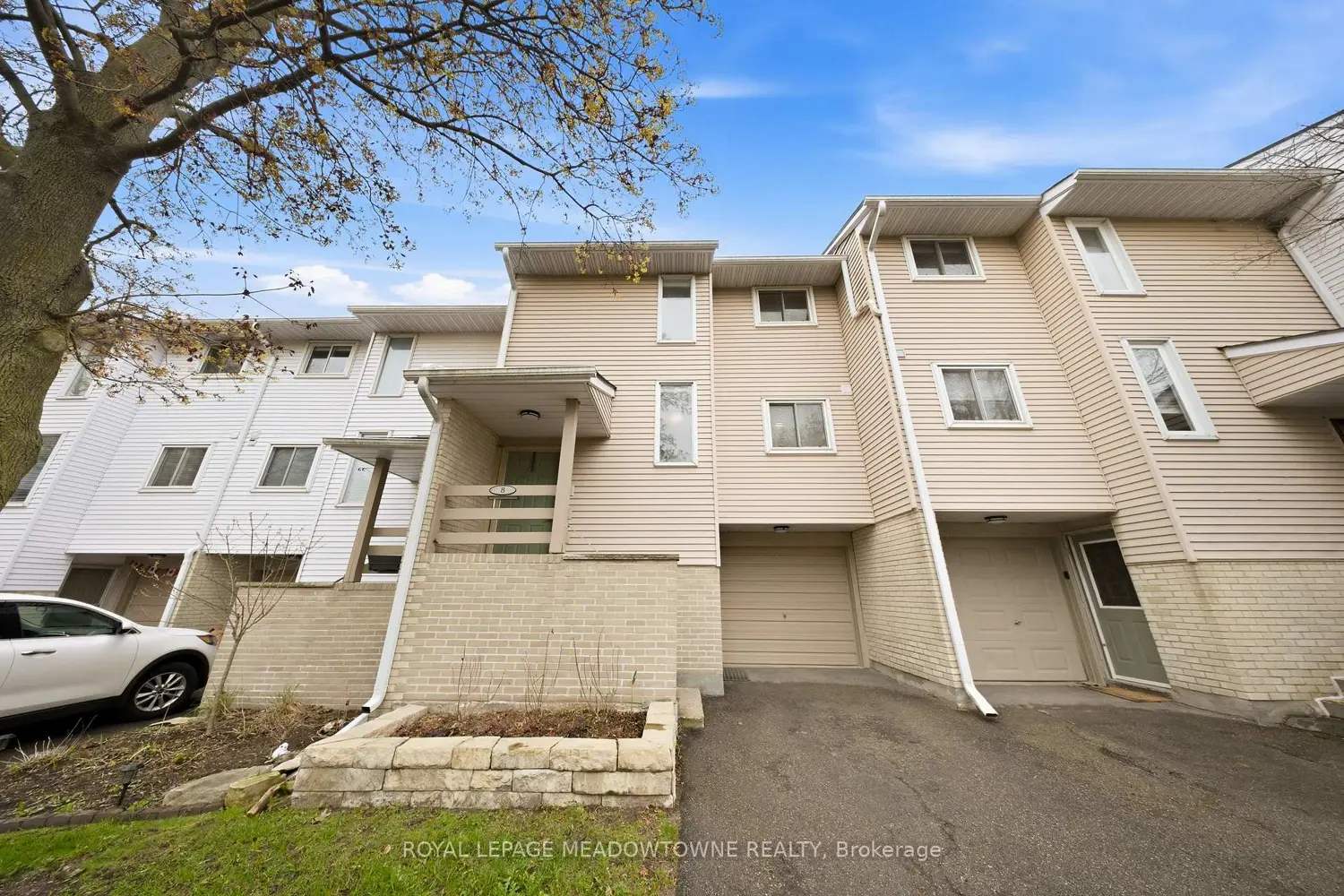 8 Lynden Circle photo 2