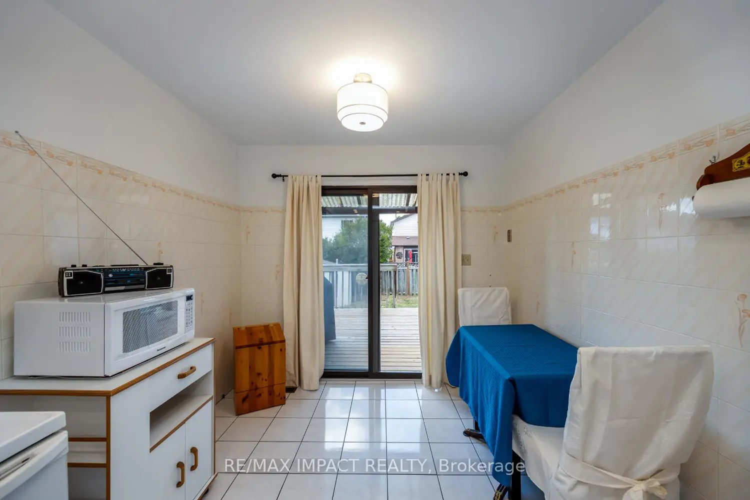 820 Bennett Crescent photo 4