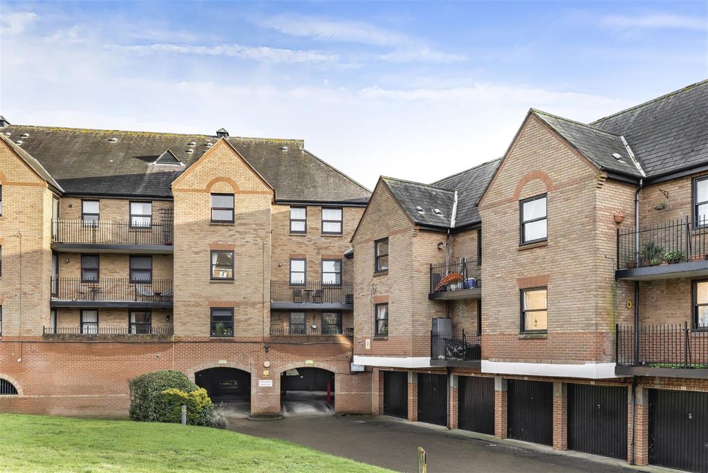 2 bed flat for saleChelmsford Road, Dunmow, Essex CM6