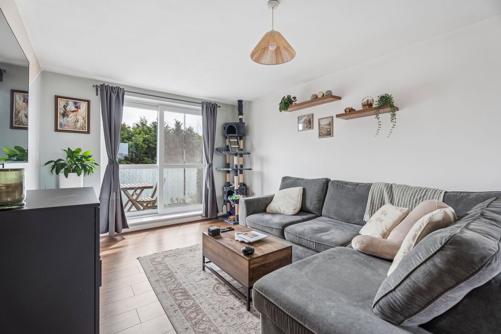 Additional image 12 of 2 bed flat for saleHolly Acre, Dunstable LU5