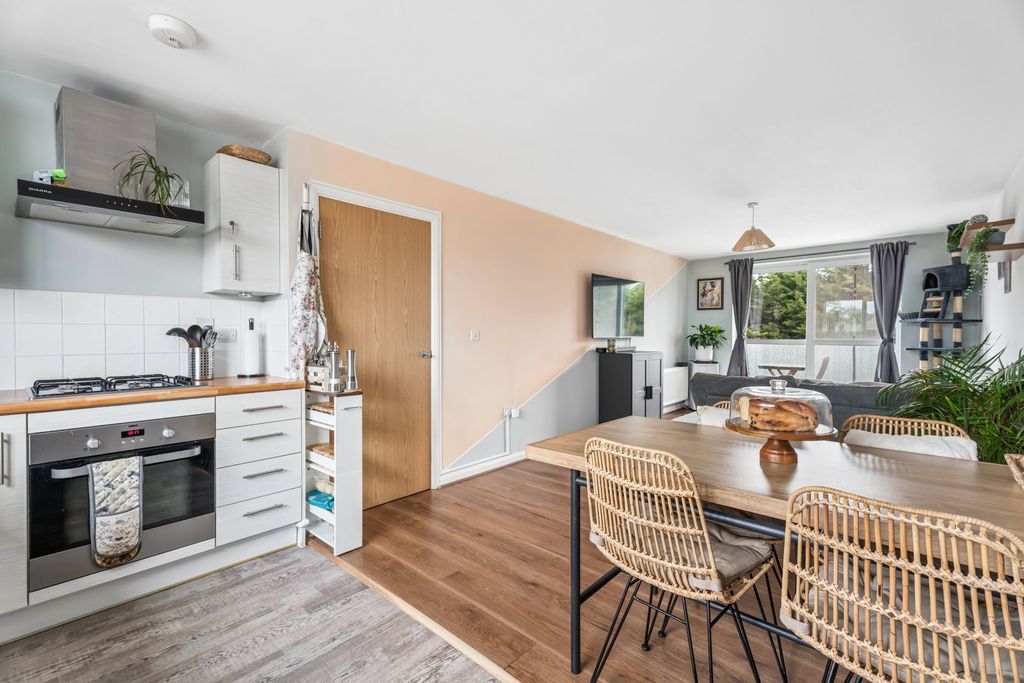Additional image 4 of 2 bed flat for saleHolly Acre, Dunstable LU5