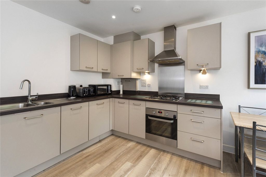 2 bed flat for saleLitho House, Caxton Close, Edenbridge TN8 photo 3