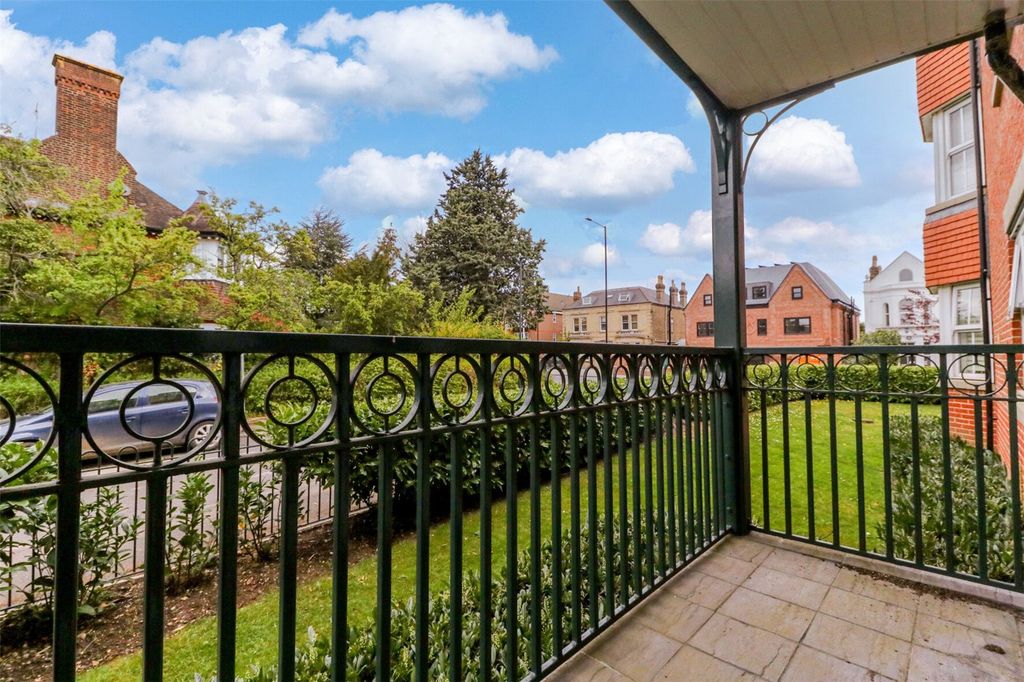 3 bed flat for saleThe Ridgeway, Enfield, Middlesex EN2 photo 4