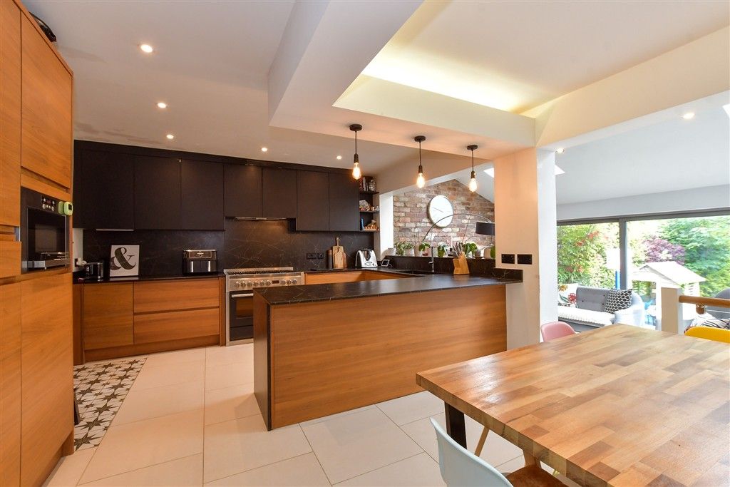 5 bed semi-detached house for saleStewards Close, Epping, Essex CM16 photo 5
