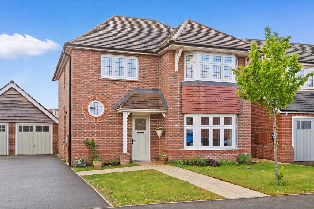 3 bed detached house for sale19 Goldcrest Way, Droitwich, Worcestershire. WR9
