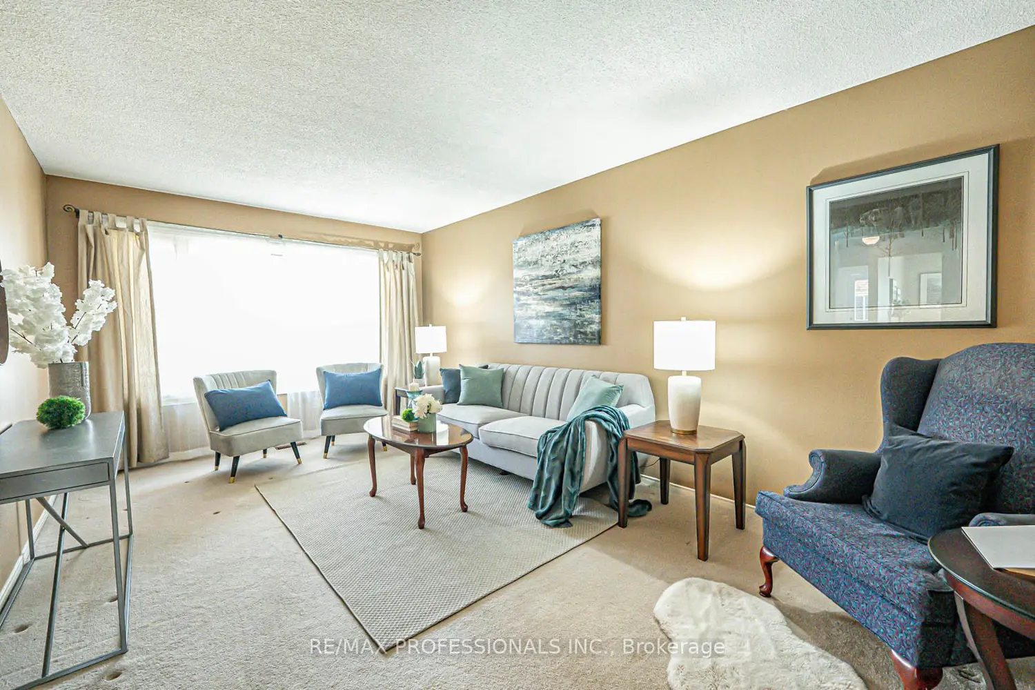 3953 Selkirk Place photo 2