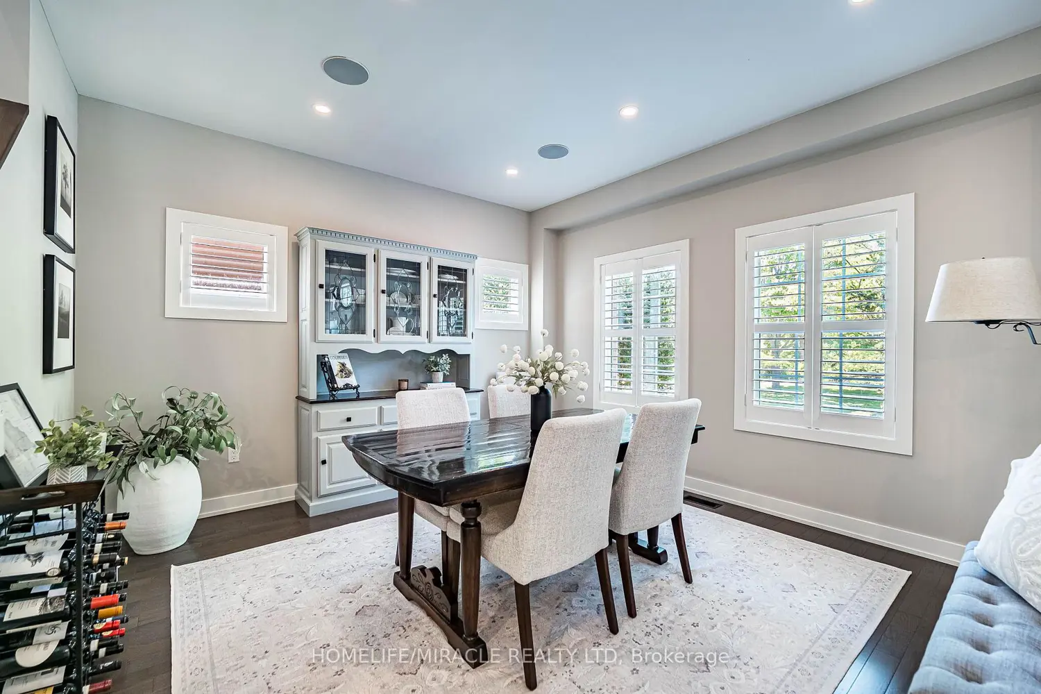 464 Ambleside Drive photo 3