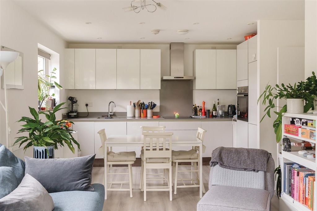 Additional image 5 of 2 bed flat for saleQueenswood Crescent, Englefield Green, Egham TW20