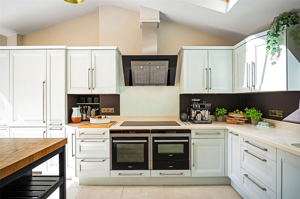 Additional image 11 of 3 bed flat for saleOld Bury Hill, Westcott, Dorking, Surrey RH4