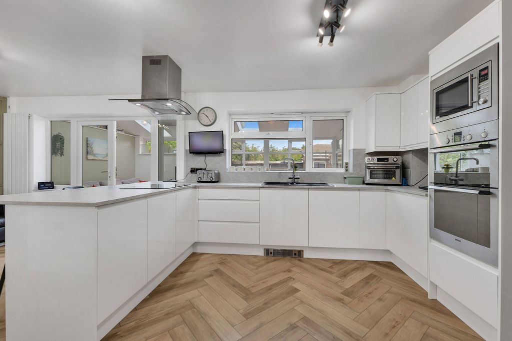 Additional image 3 of 4 bed semi-detached house for saleHadrian Avenue, Dunstable LU5