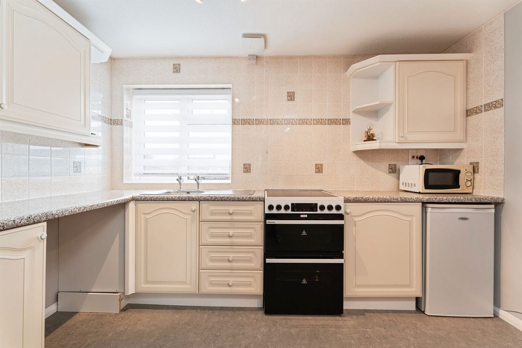 2 bed flat for saleAbbots Way, Ely CB6 photo 5