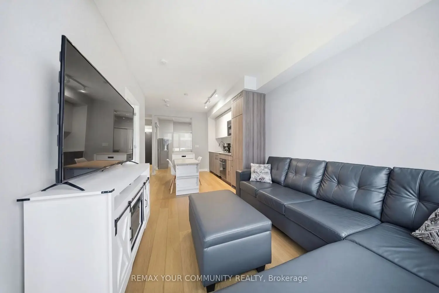 Additional image 10 of 840 St Clair Avenue 312
