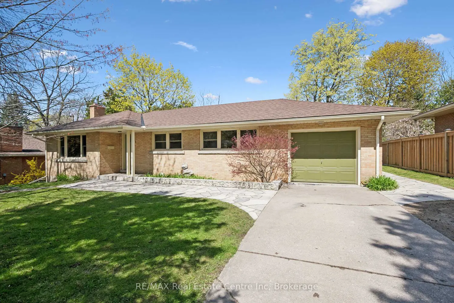 8 Harcourt Drive photo 2