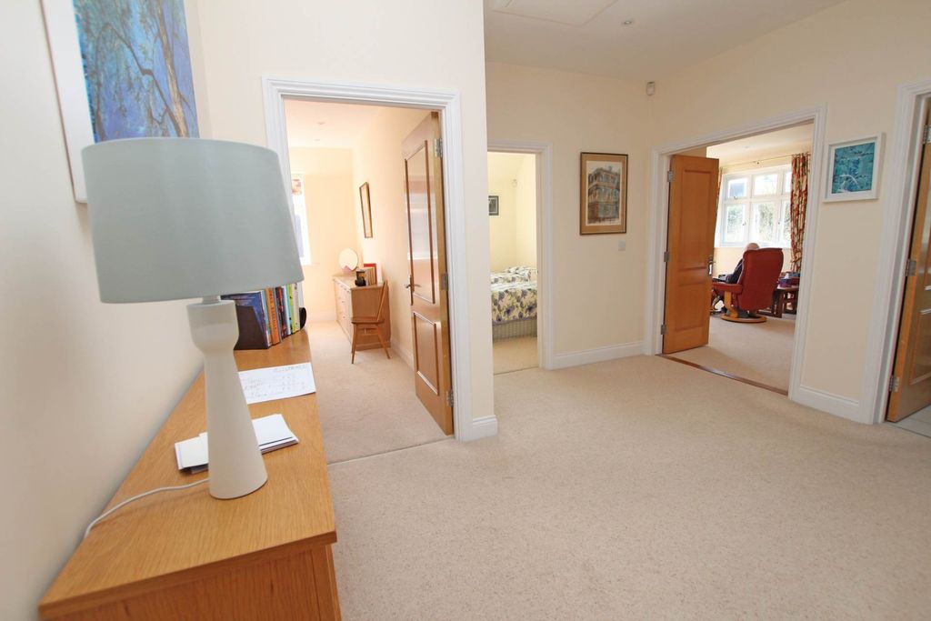 2 bed flat for saleDarley Road, Eastbourne BN20 photo 4