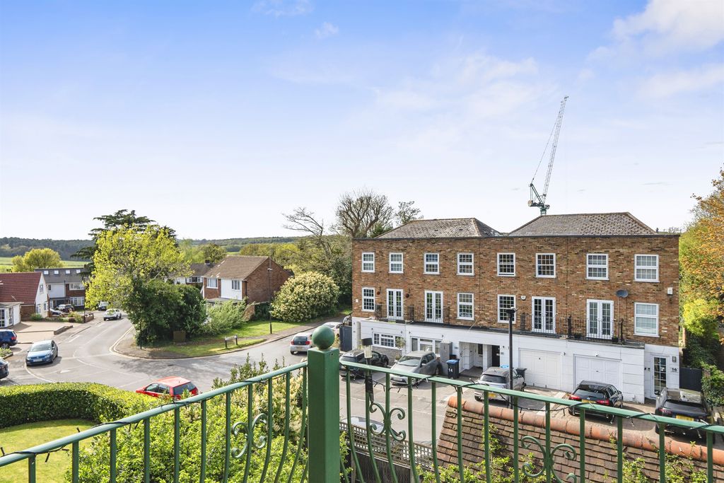 3 bed penthouse for saleThe Ridgeway, Enfield EN2