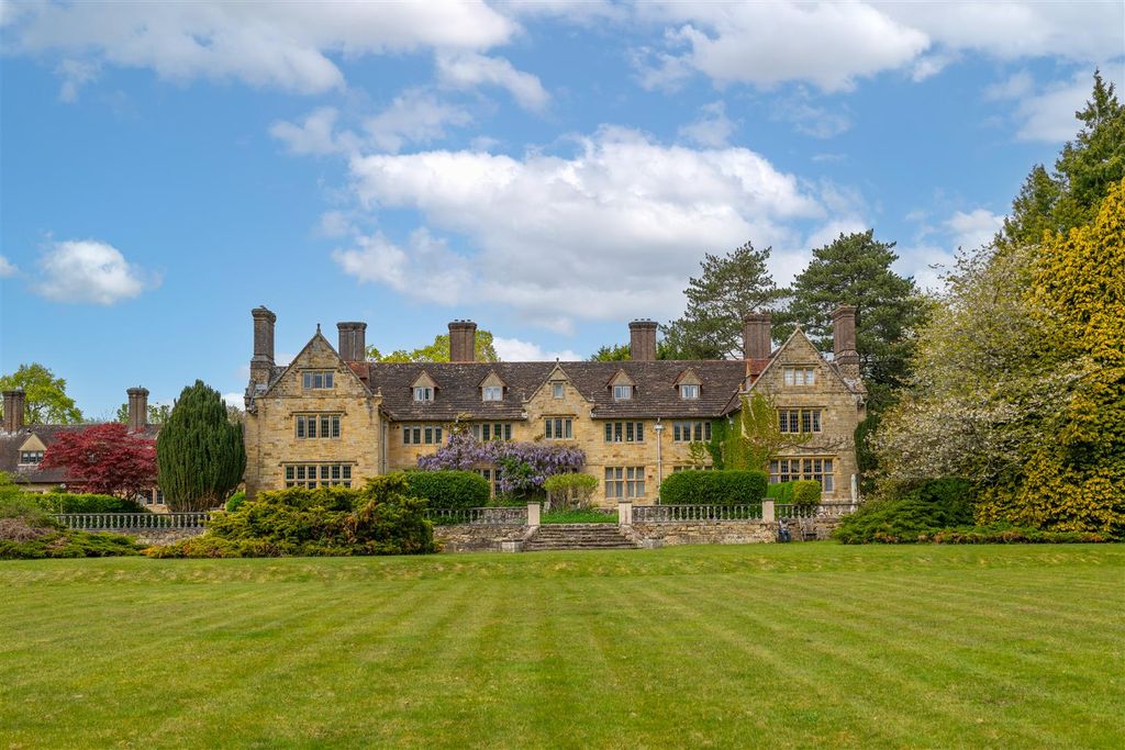 2 bed flat for saleStuart Way, East Grinstead RH19