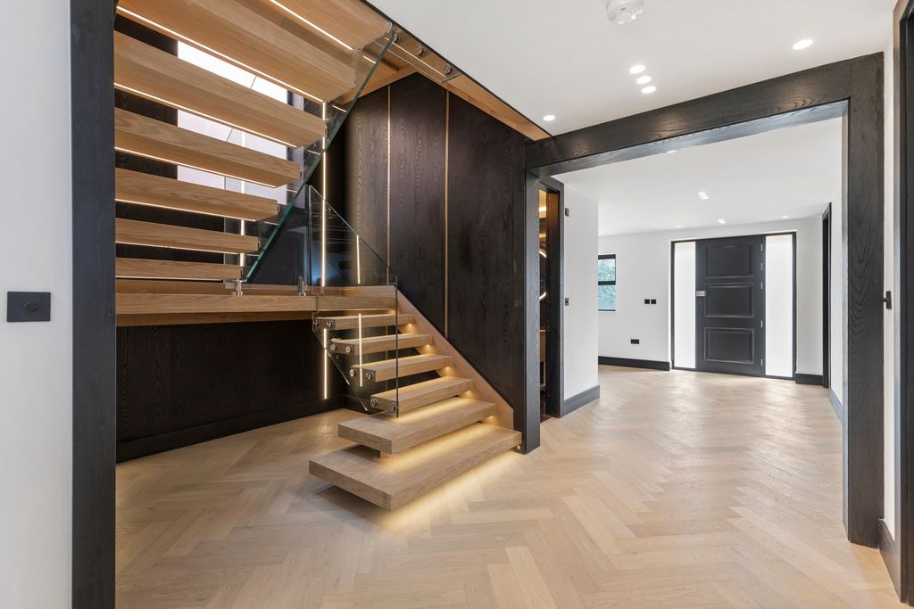 5 bed detached house for saleThe Pipers Pipers Green Lane, Edgware HA8 photo 3