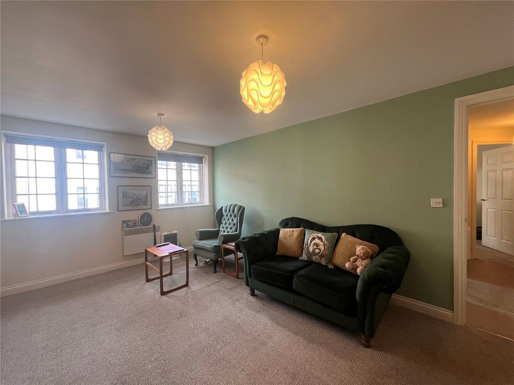 2 bed flat for saleMarket Square, Daventry, Northamptonshire NN11 photo 2