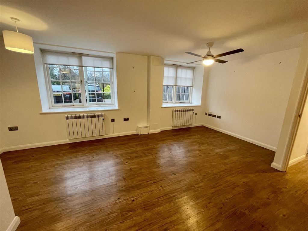 2 bed flat for saleNorthgate Street, Devizes SN10 photo 3