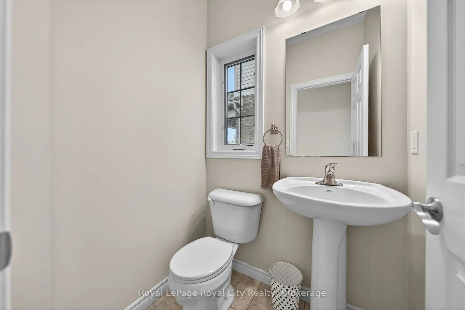 12 Clough Crescent photo 2