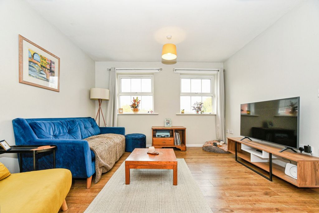 1 bed flat for saleGreen Lane, Devizes SN10 photo 2