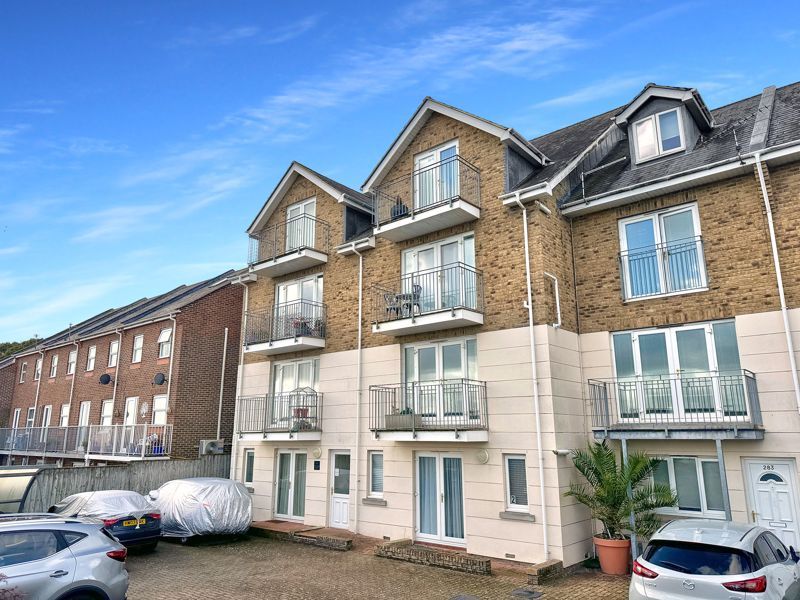 2 bed flat for saleArctic Road, Cowes PO31