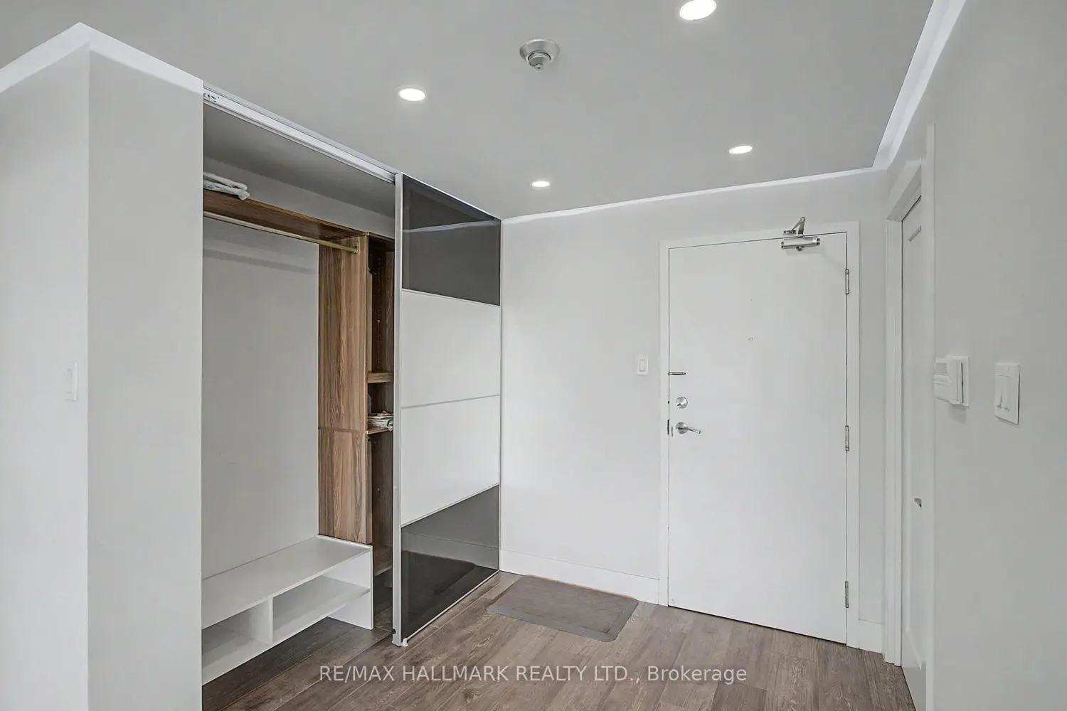 1 Clark Avenue 1007 photo 2