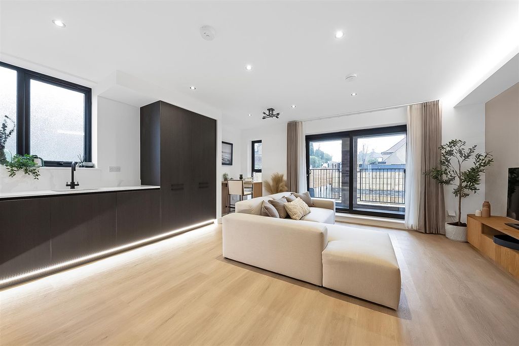3 bed flat for saleFlat 2, Thistle Court, Epsom, Surrey KT17