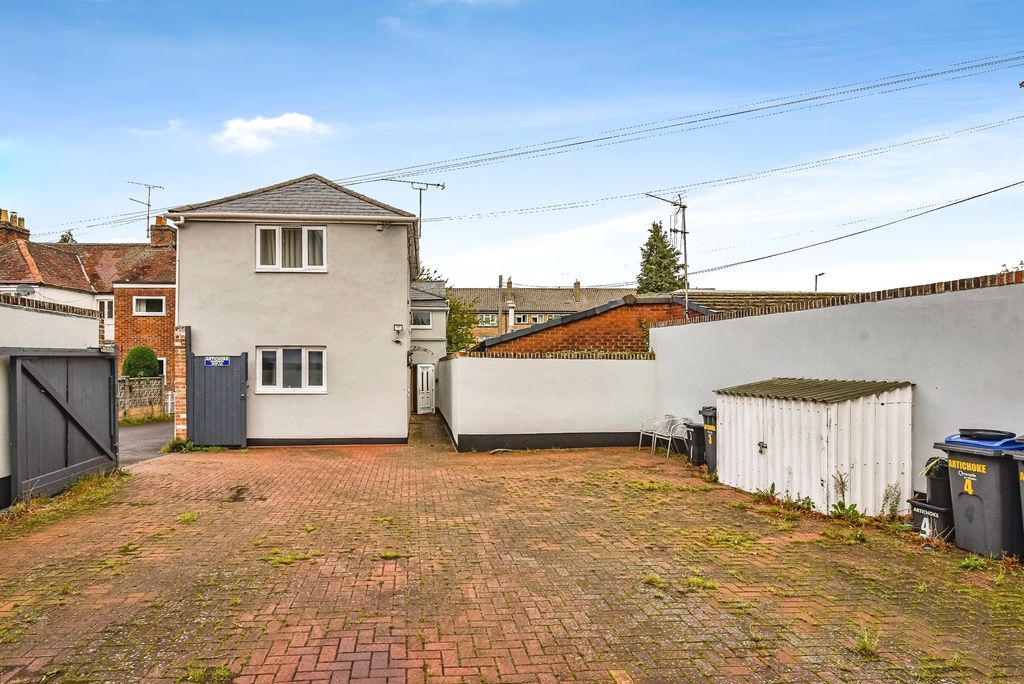 2 bed flat for saleThe Nursery, Devizes SN10 photo 3