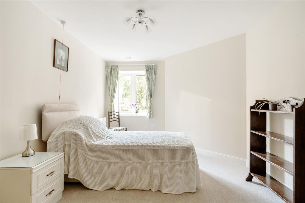 2 bed flat for saleBath Road, Devizes SN10 photo 4