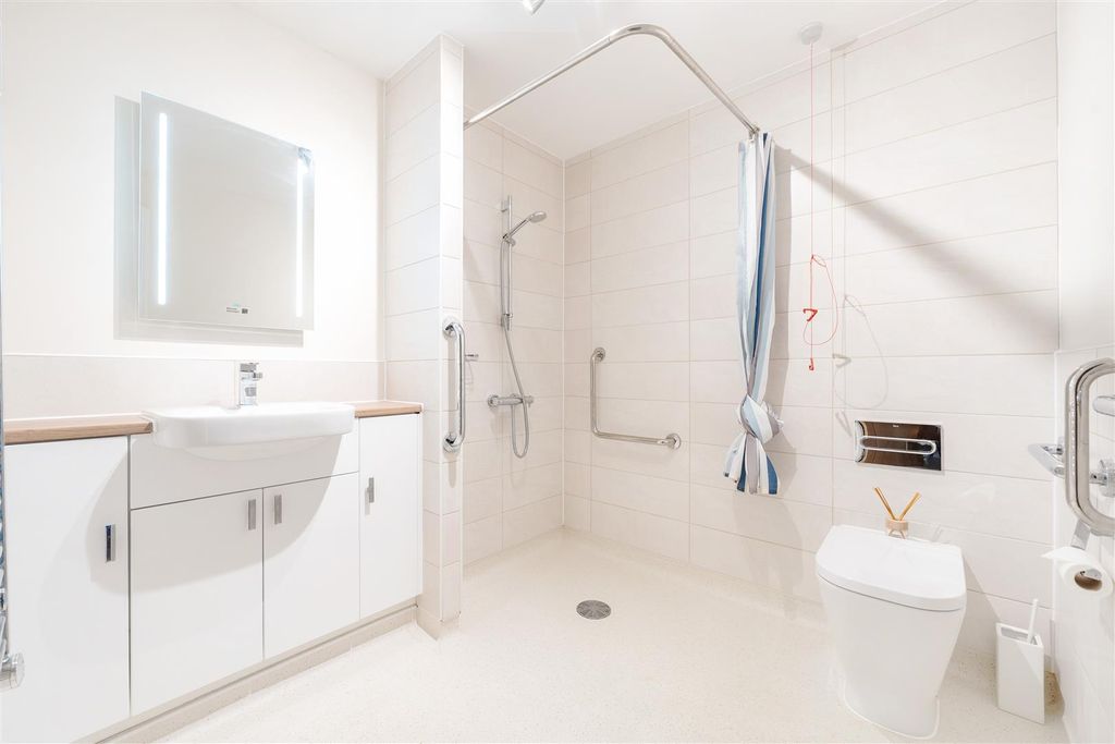 2 bed flat for saleBath Road, Devizes SN10 photo 5