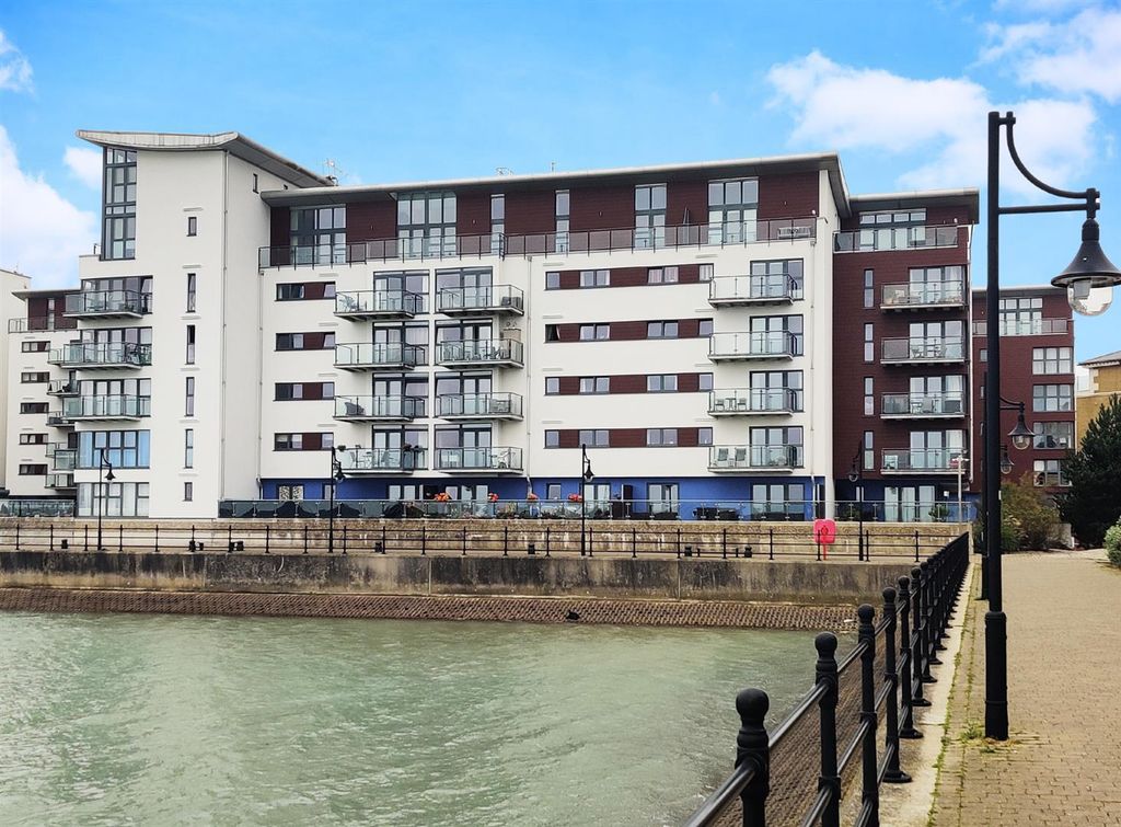 3 bed flat for saleMidway Quay, Eastbourne BN23