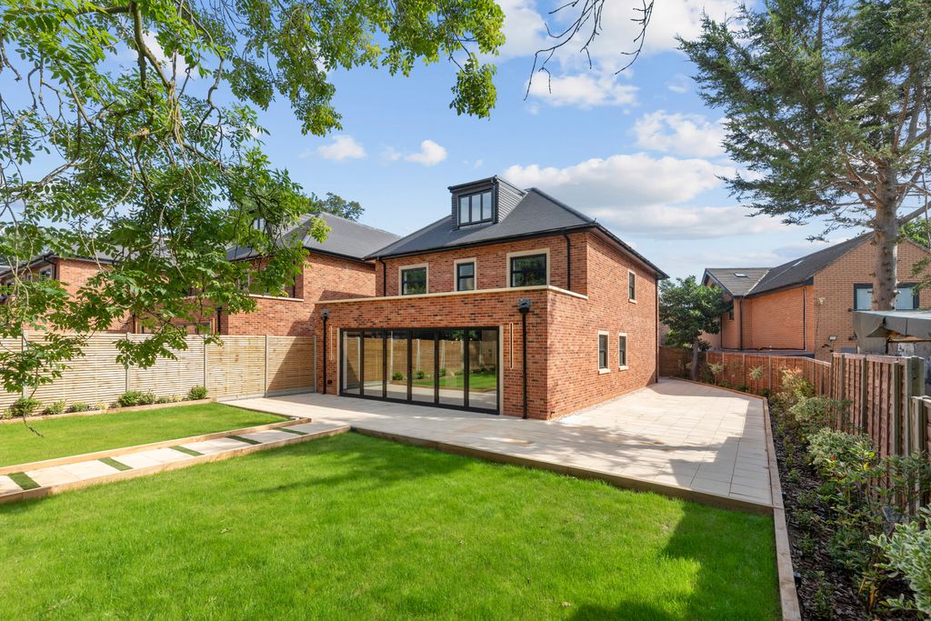 5 bed detached house for saleThe Pipers Pipers Green Lane, Edgware HA8 photo 2