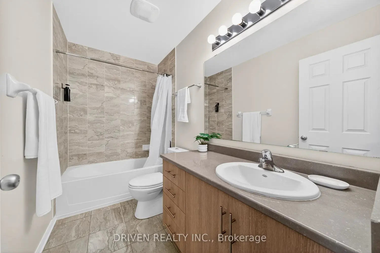 Additional image 12 of 627 Via Campanale Avenue