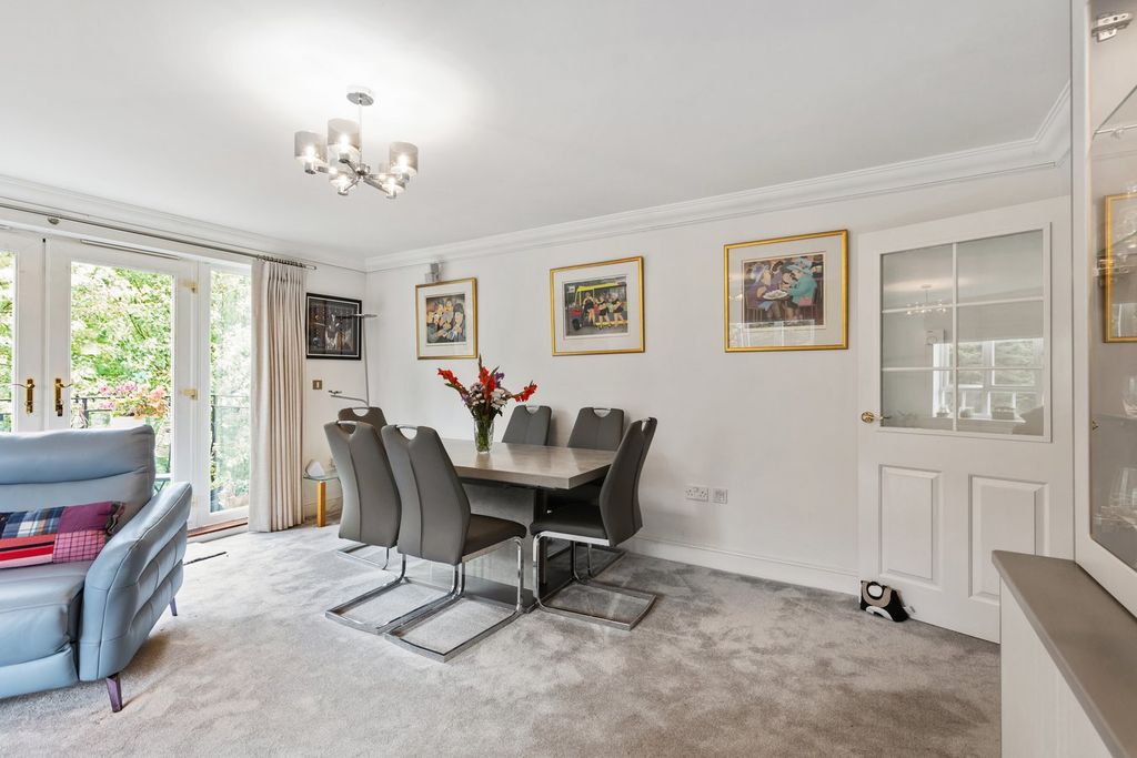 2 bed flat for saleCompass Close, Edgware HA8 photo 3