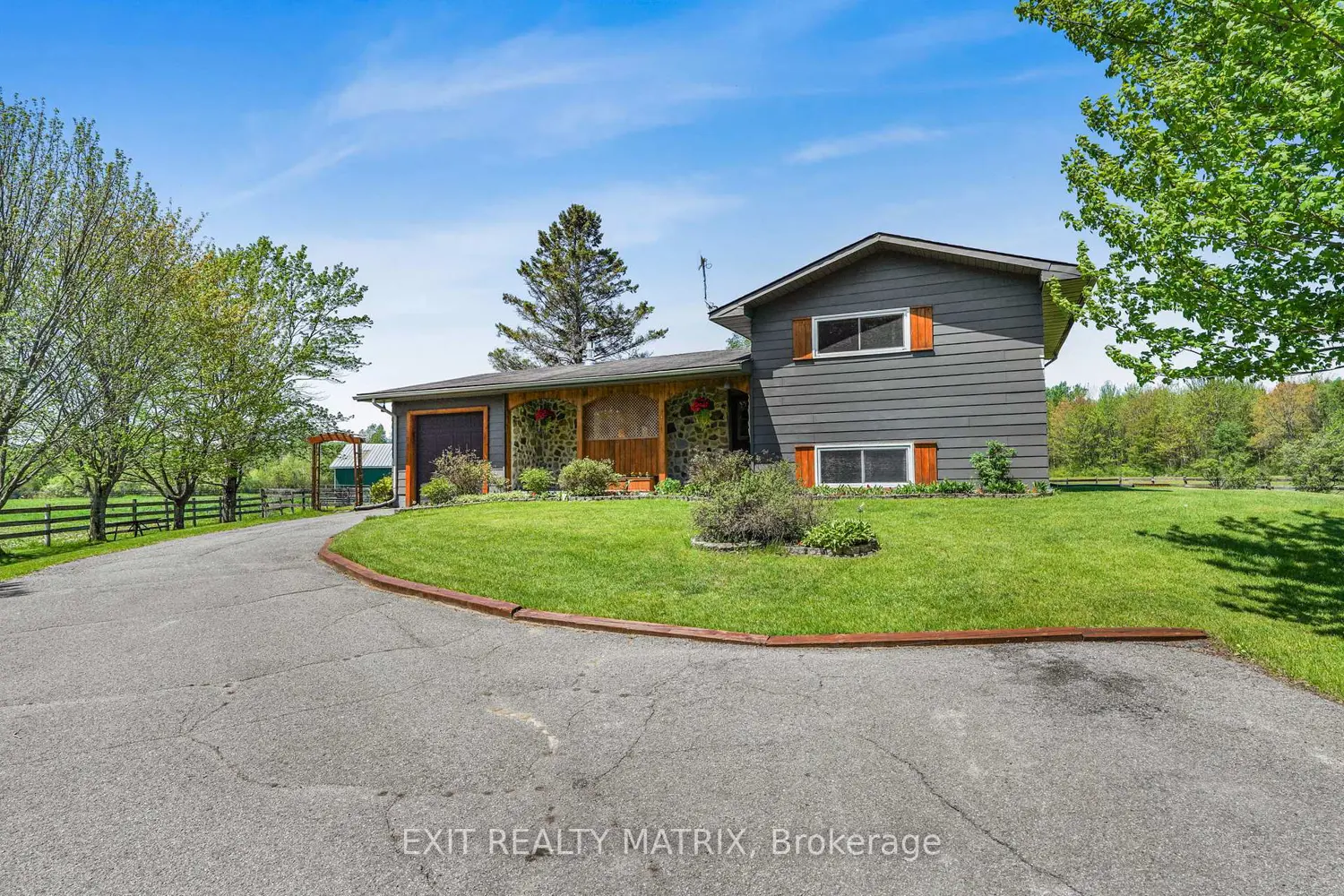 6416 Saumure Road photo 2