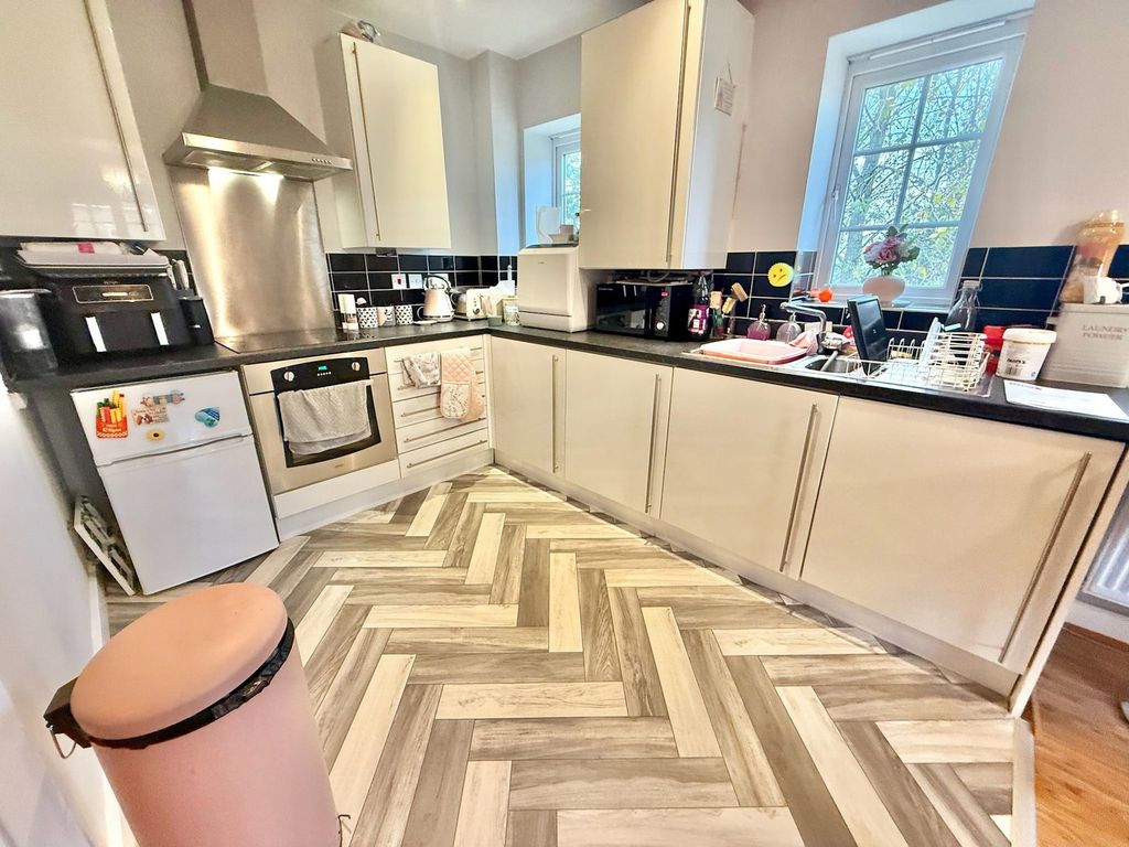 2 bed flat for saleDonnington Court, Dudley DY1 photo 3