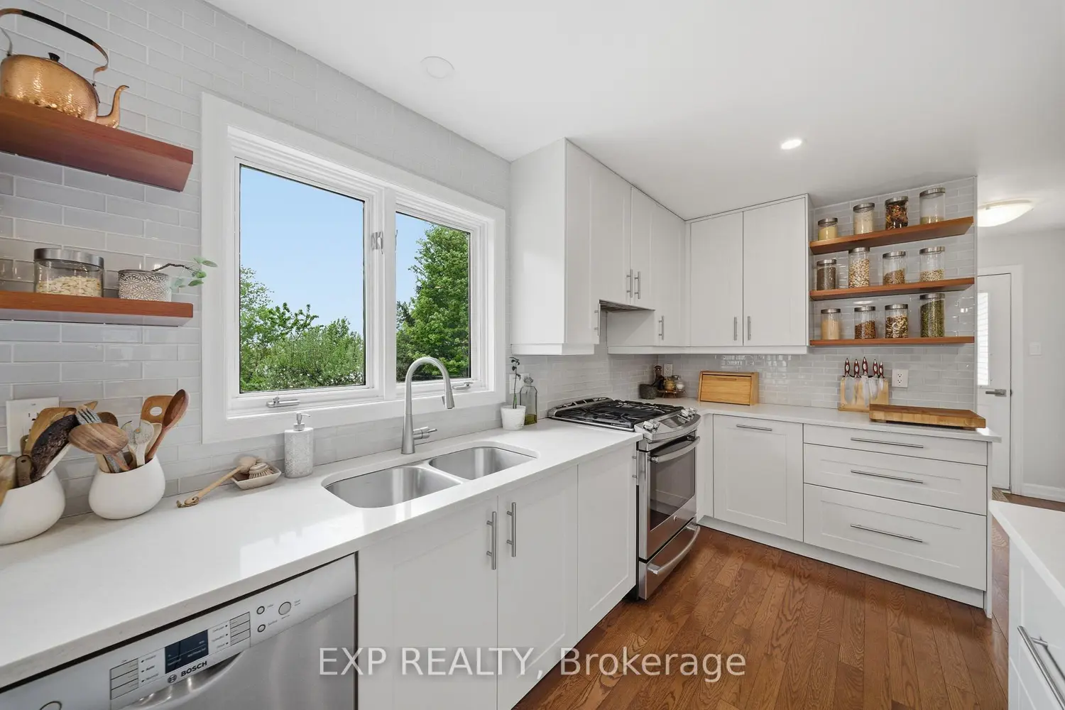 1264 Barnwell Crescent photo 3
