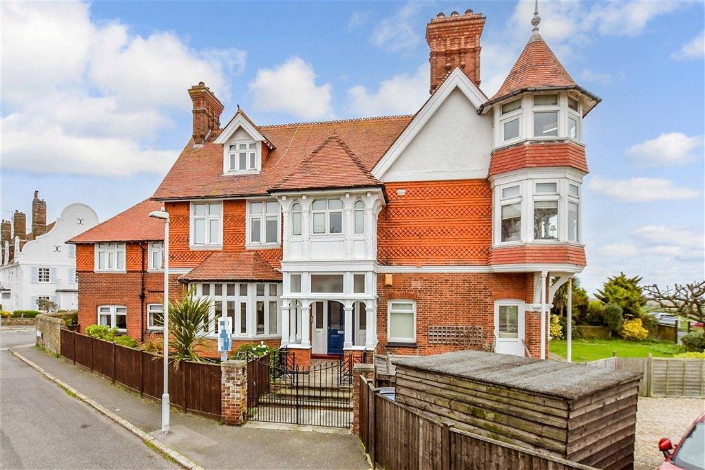 2 bed flat for saleWalmer, Walmer, Kent CT14 photo 2