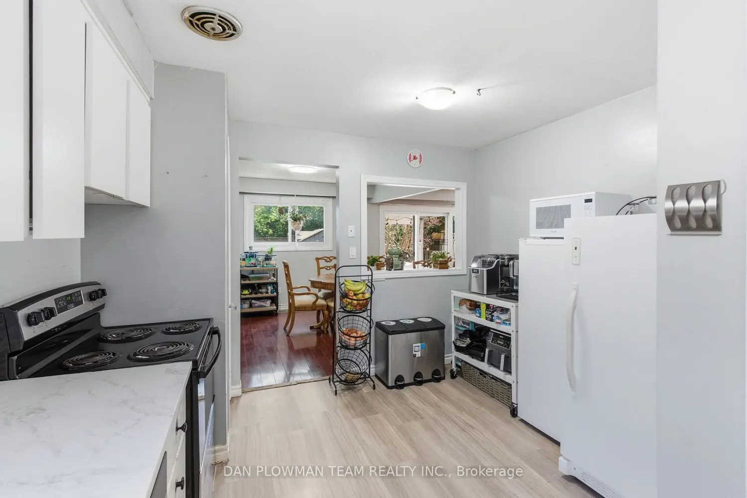653 Berwick Crescent photo 4