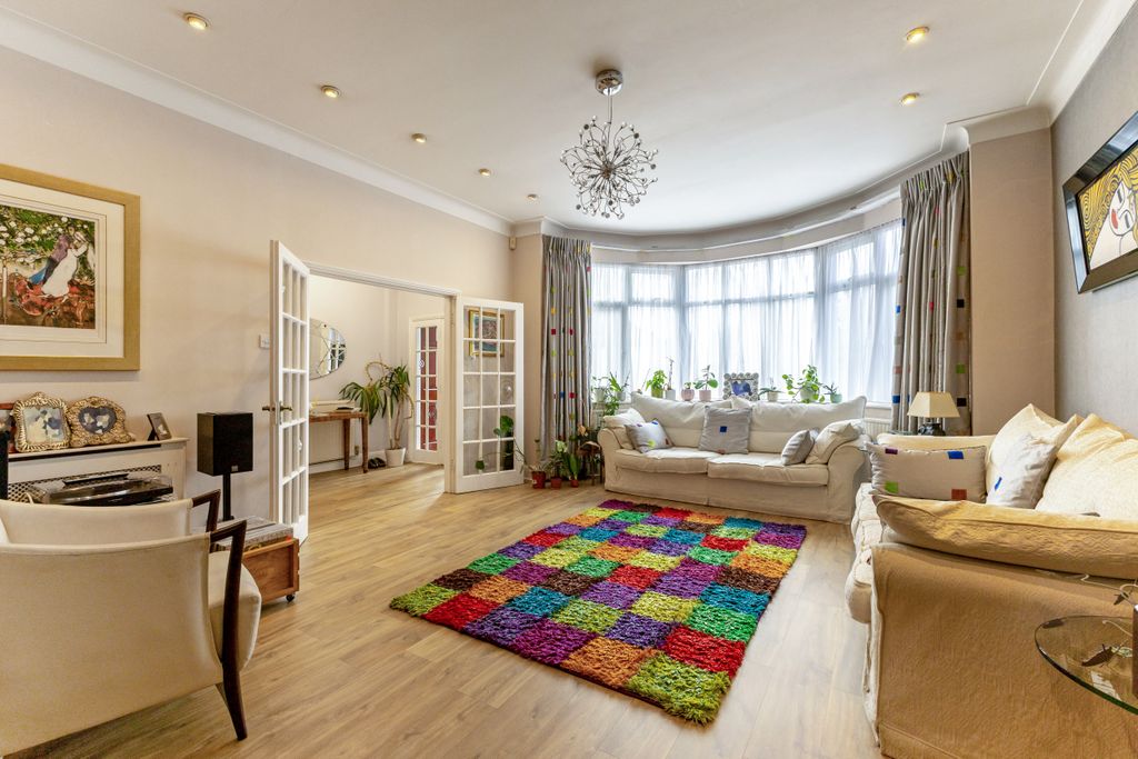 5 bed detached house for saleLake View, Edgware HA8 photo 4