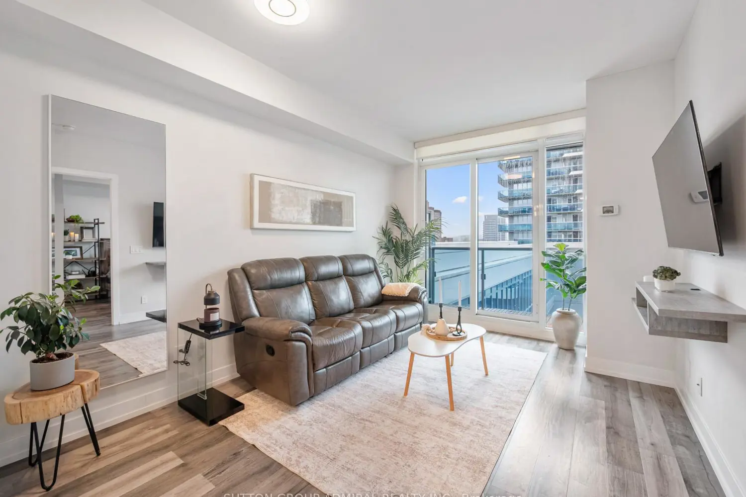 9471 Yonge Street 813