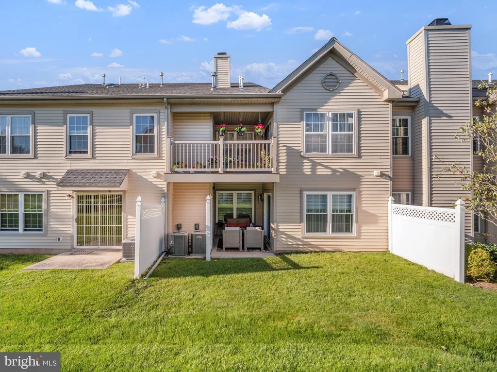 906 Julian Dr W Unit 315, Warwick, PA 18974