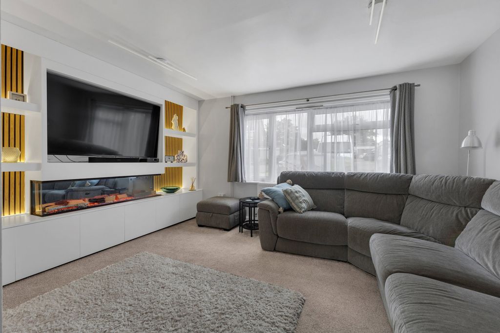 Additional image 5 of 4 bed semi-detached house for saleHadrian Avenue, Dunstable LU5